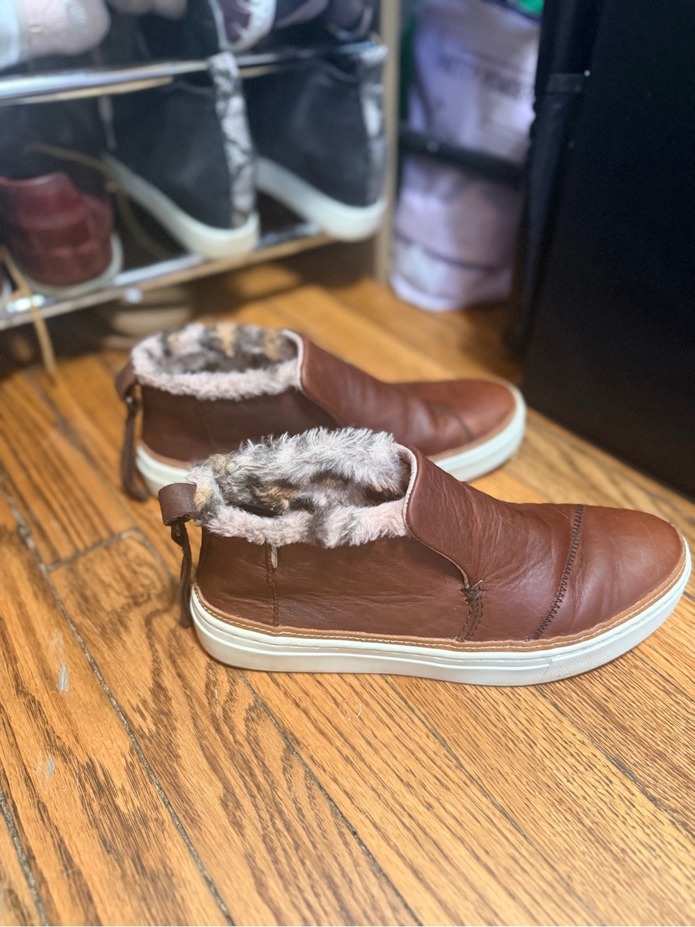 TOMS Paxton Brown Leather Faux Fur Lined Slip On Sneaker Booties Women's sz 7.5 - Picture 2 of 6